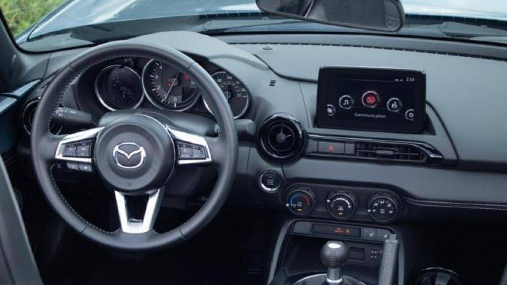 Về công nghệ, Miata Sport bản cơ sở được trang bị Apple CarPlay và Android Auto là tiêu chuẩn