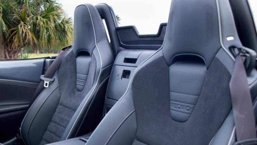 Khách hàng cũng có thể đặt hàng phiên bản Grand Touring với mui mềm màu xám, giá 200 USD