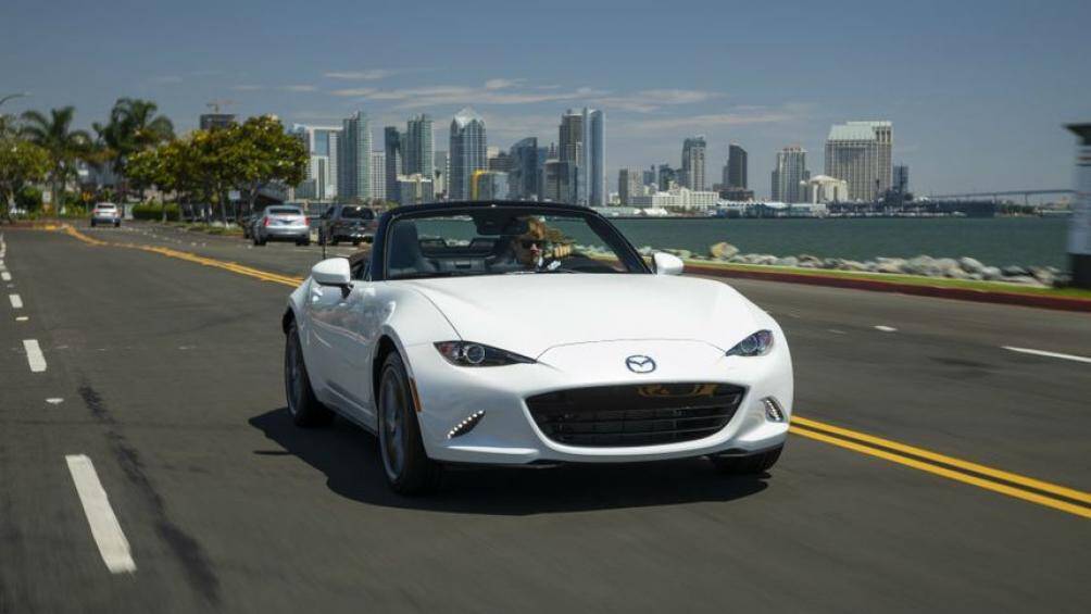 Giá cho phiên bản Sport bắt đầu từ 26.830 USD với hộp số tay hoặc 28.180 USD với hộp số tự động và chỉ có sẵn dưới dạng mui mềm