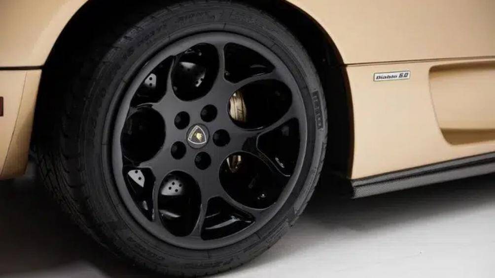 Sau hơn 10 năm có mặt trên thị trường, Diablo được thay thế bởi Murcielago vào năm 2001