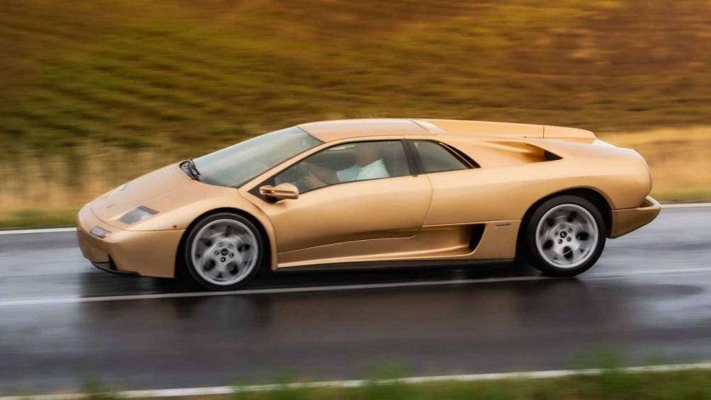 Ba năm sau, Lamborghini ra mắt Diablo VT cùng Diablo SE30, bản kỷ niệm 30 năm hãng có mặt trên thị trường và các mẫu xe đều có được sức mạnh 532 mã lực
