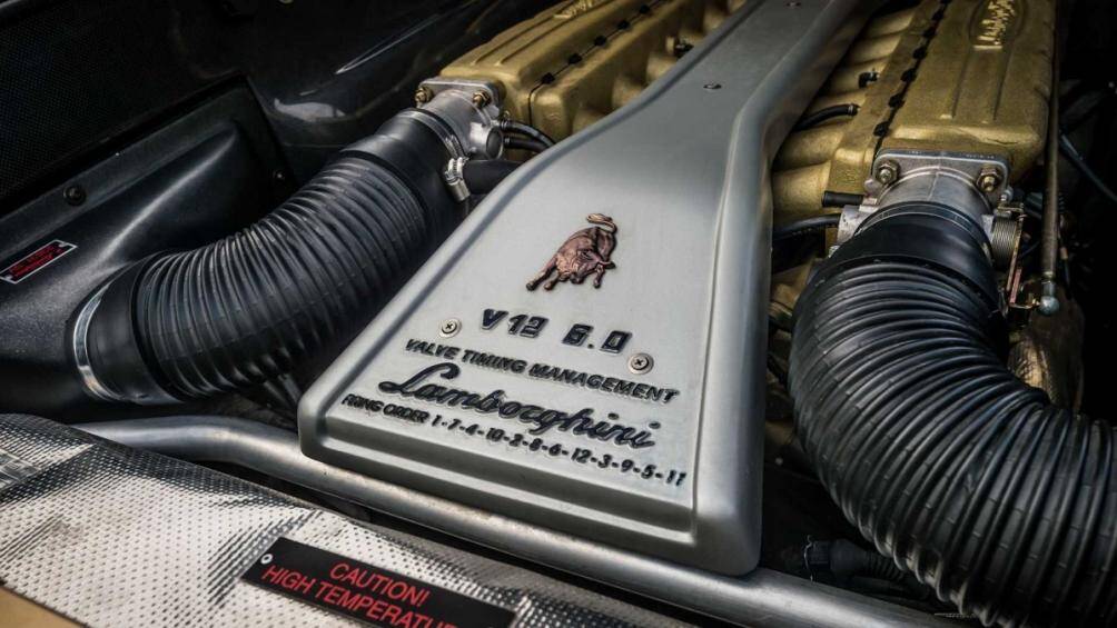 Ban đầu, Lamborghini trang bị cho Diablo động cơ V12 có dung tích 5.7 lít, tạo công suất cực đại 485 mã lực