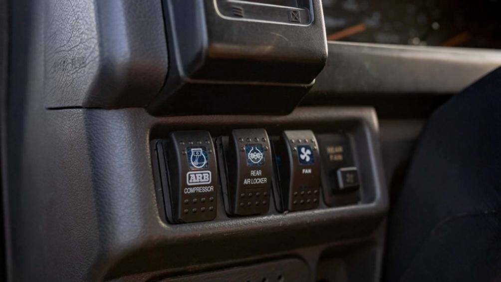 Chiếc xe đồng thời còn được trang bị một máy bơm tích hợp giúp bơm các lốp xe một cách dễ dàng