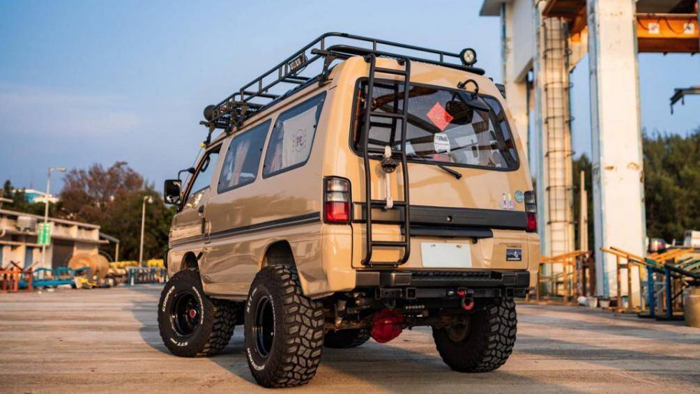 Cho dù chiếc xe này không quá mạnh với hiệu năng cao nhưng vẫn đủ mô-men xoắn và độ bám để vượt qua các chướng ngại vật, địa hình khó khăn