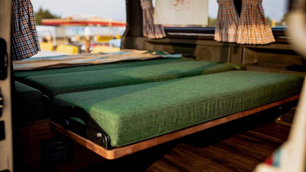 Quanh khoang sau của chiếc Delica chính là những chi tiết khác như rèm cửa, chăn,…