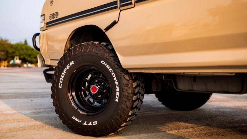 Trục xe chắc chắn hơn cùng lốp xe địa hình từ thương hiệu Cooper giúp chiếc xe này có thể đi qua nhiều khu vực khó di chuyển