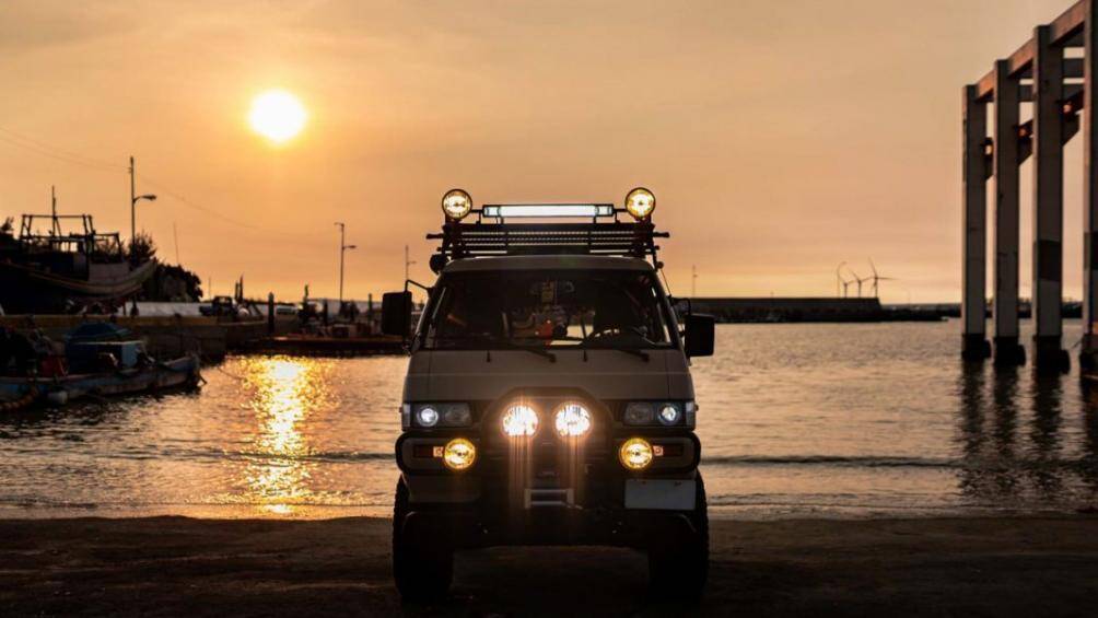 Xe sở hữu bộ ống xả titan, cản va phía trước, giá để đồ trên nóc, thang leo phía sau cùng rất nhiều đèn chiếu sáng