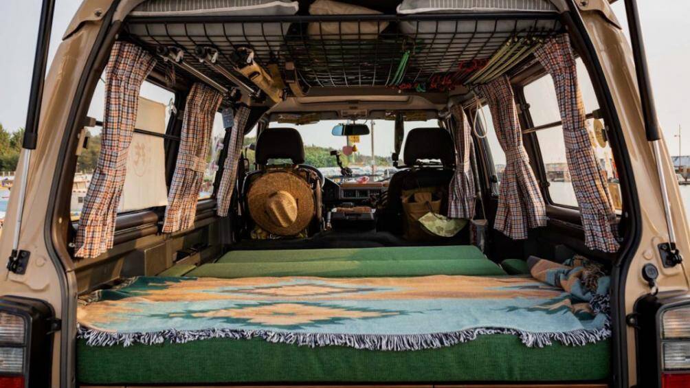 Trên trần xe còn được lắp đặt một giá để đồ cực kỳ tiện lợi có thể dùng để chứa gối ngủ, chăn cũng như hành lý