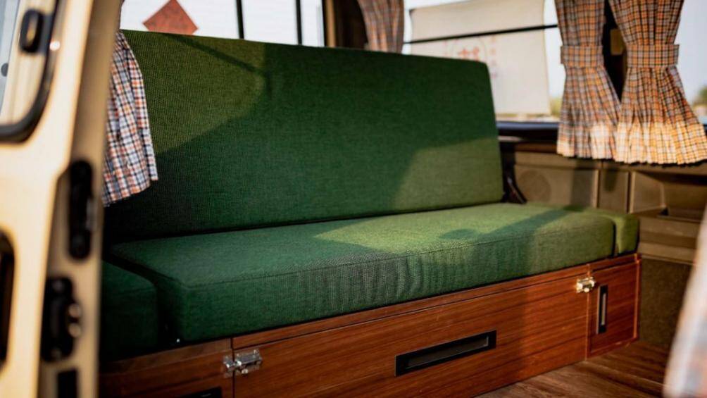 Ở trong khoang nội thất, hàng ghế sau nguyên bản được thay bằng băng ghế dài có thể ngả được với các ngăn chứa đồ bên dưới