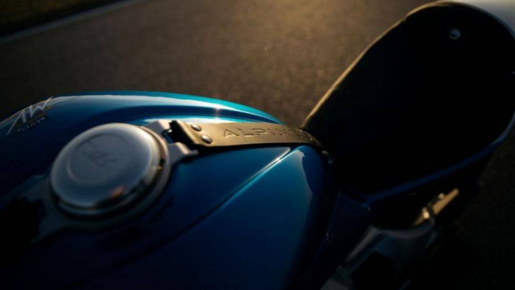 Yên xe bọc da Alcantara màu đen với đường chỉ khâu màu xanh lam tạo sự tương phản thú vị