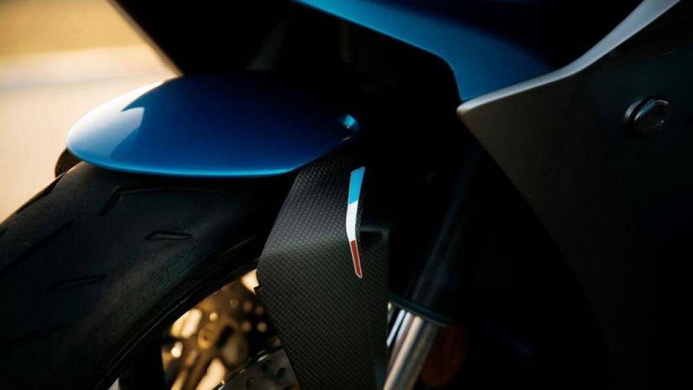 Ngoài ra xe còn sở hữu phanh trước hiệu Brembo, lốp Pirelli Diablo Rosso Corsa II, nhiều thành phần làm từ sợi carbon, màn hình kỹ thuật số 5 inch