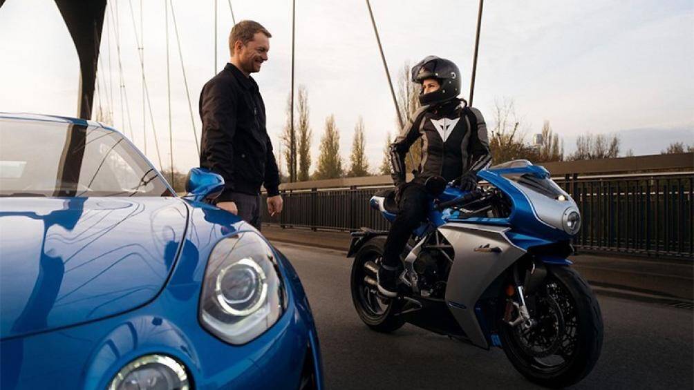 Xe chỉ được sản xuất đúng 110 chiếc trên toàn Thế giới, giá xe MV Agusta Superveloce Alpine lên tới 36.300 Euro/chiếc (tương đương 1,02 tỷ đồng)