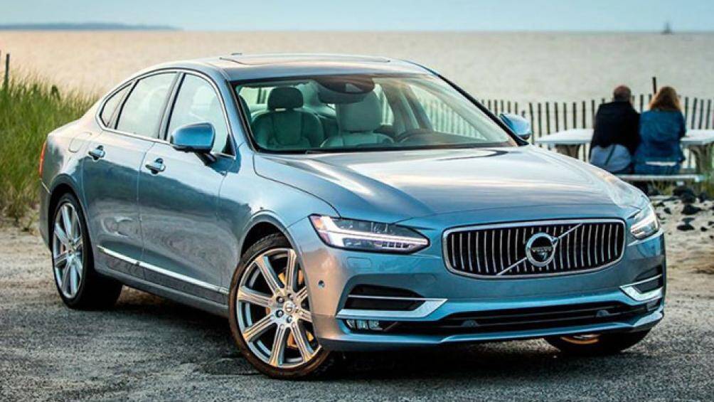 Gương chiếu hậu chỉnh điện tích hợp dải đèn LED báo rẽ và camera trong hệ thống camera 360 độ, mâm xe 19 inch 10 chấu đơn