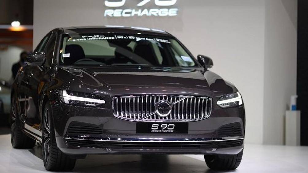 Mặt trước nổi bật với lưới tản nhiệt hình thang bo tròn các góc, chính giữa là 1 thanh kim loại đặt chéo đi kèm logo hãng xe Thụy Điển