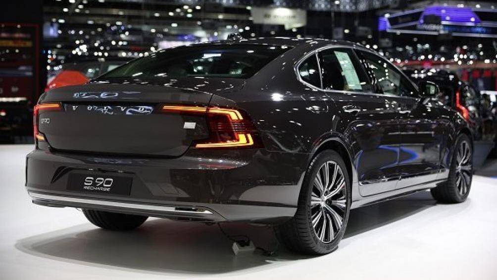 Mẫu sedan này có cản trước, sau thiết kế mới với điểm nhấn là dải crôm kéo dài toàn bộ chiều rộng đầu và đuôi xe