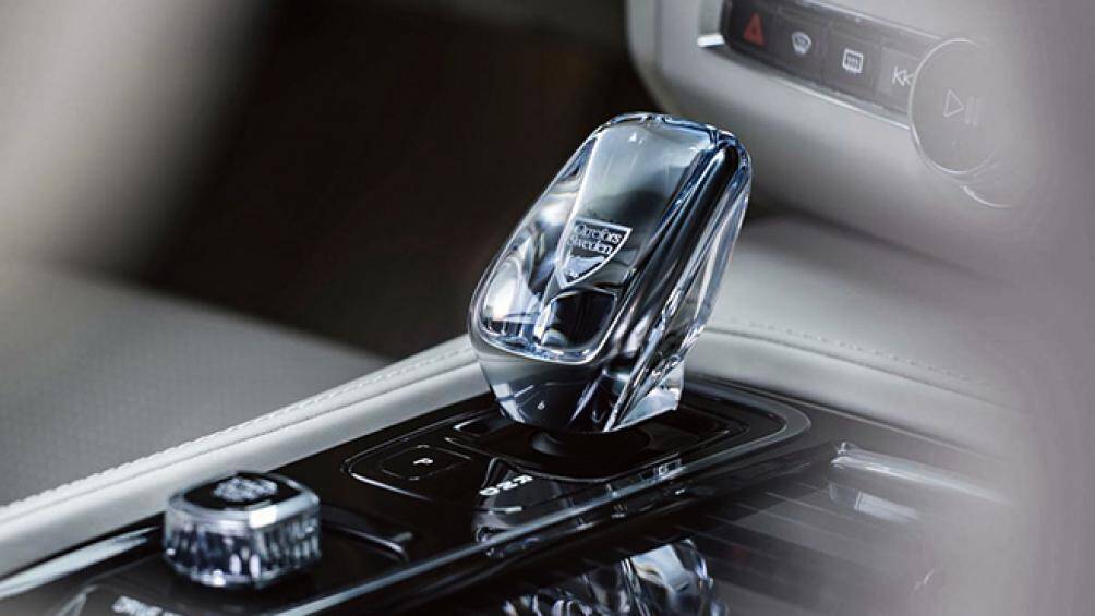 Với khoang nội thất, phiên bản sẽ được trang bị cần số bằng pha lê