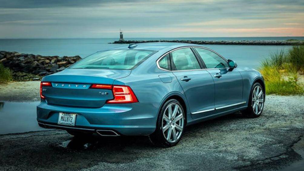 Ở phía sau, cụm đèn hậu sử dụng công nghệ LED có thiết kế hình chữ C ngược nhau với dòng chữ Volvo ở giữa