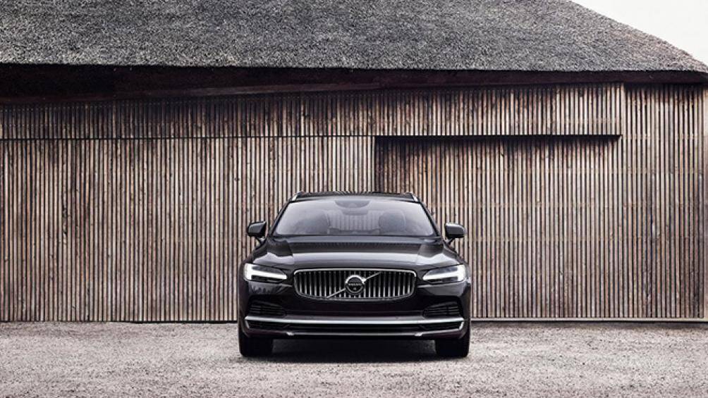 Xe vẫn sử dụng động cơ Drive-E 4 xy lanh, dung tích 2.0L và kết hợp với động cơ điện khí cho tổng công suất 407 mã lực. Giá xe hiện vẫn chưa được công bố