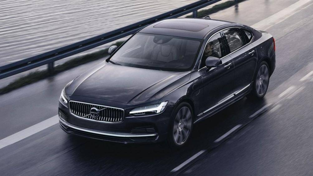Trang bị an toàn tiêu chuẩn trên Volvo S90 2020 bao gồm: gương chiếu hậu chống chói, cảnh báo va chạm phía trước, hỗ trợ giữ làn đường, 10 túi khí...