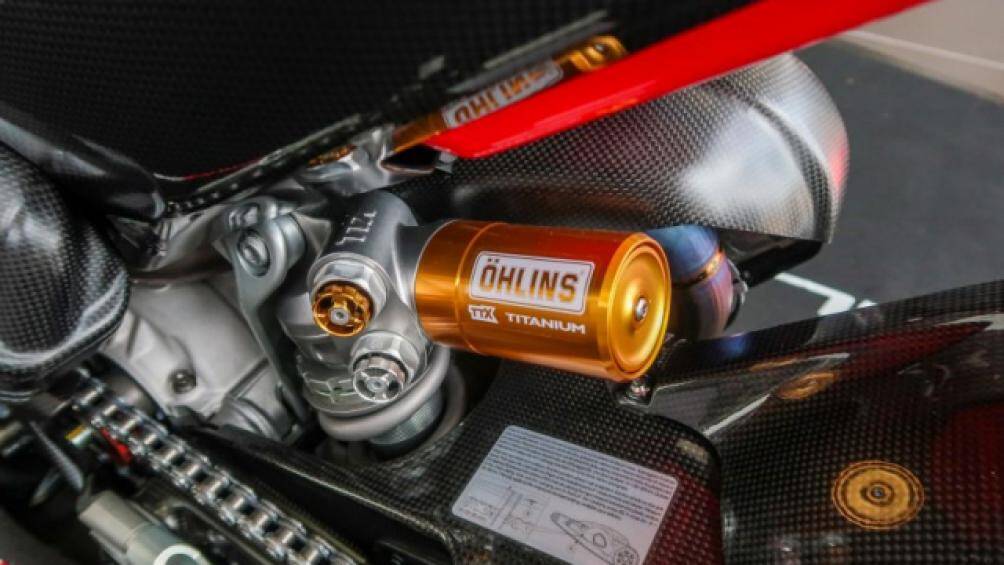 Việc sử dụng hệ thống treo Ohlins với lò xo titan ở hệ thống treo sau cũng giúp trọng lượng xe nhẹ hơn