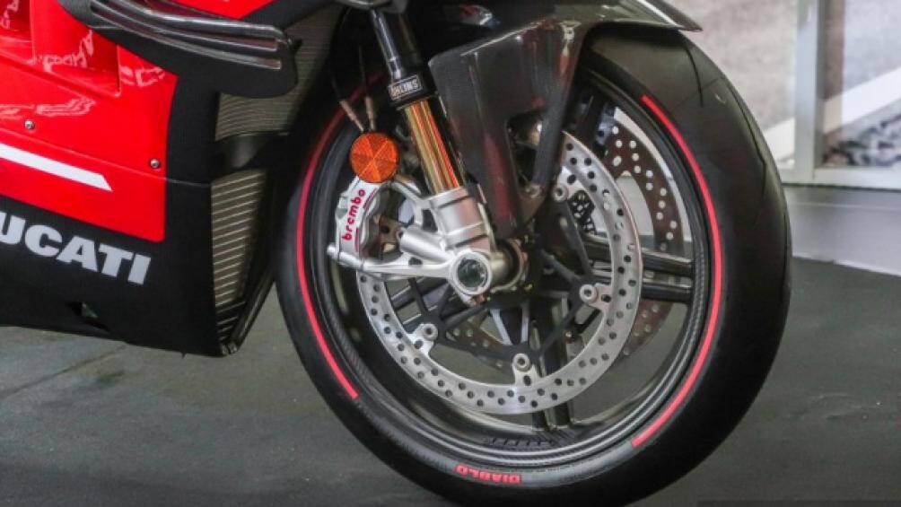 Sợi carbon không những đem lại trọng lượng nhẹ mà còn chịu lực cực tốt dành cho bất kỳ mẫu mô tô nào