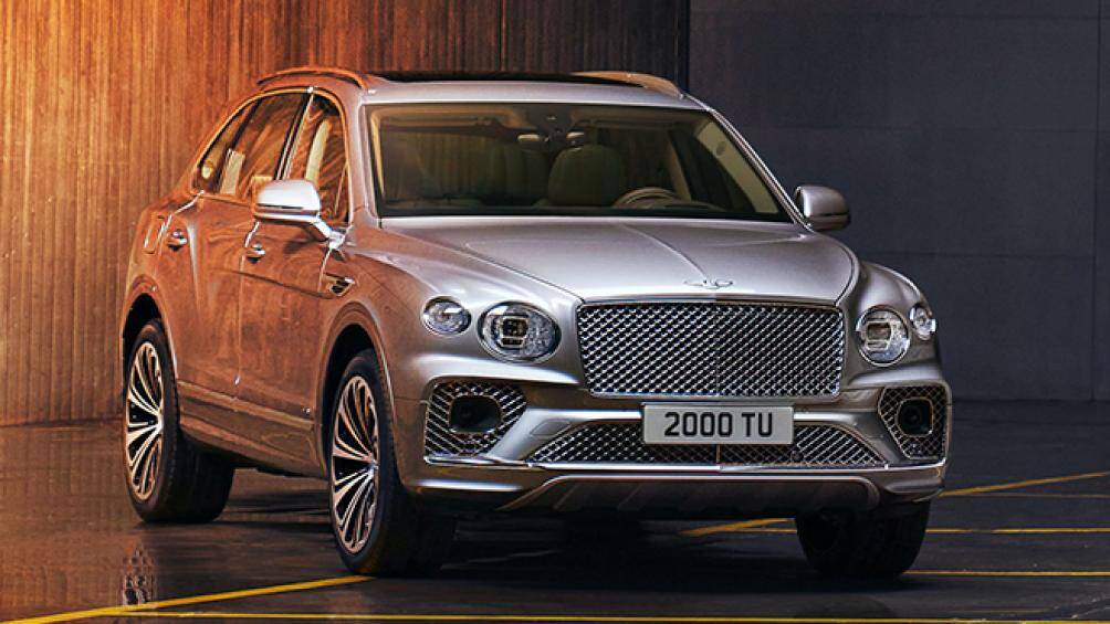 Phần đầu xe gọn gàng và lịch lãm hơn với thiết kế khá ấn tượng dưới lưới tản nhiệt ma trận mới trông có phần dữ dằn hơn