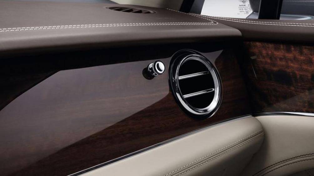 Cộng với đó dàn âm thanh 2 cấp độ bao gồm: Bentley Signature Audio 12 loa tiêu chuẩn, công suất 790 W và hệ thống âm thanh Naim for Bentley