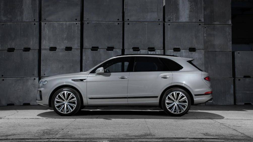 Bentayga 2021 được trang bị bộ mâm xe mới với thiết kế rất độc đáo và ấn tượng với kích thước 22 inch đa chấu