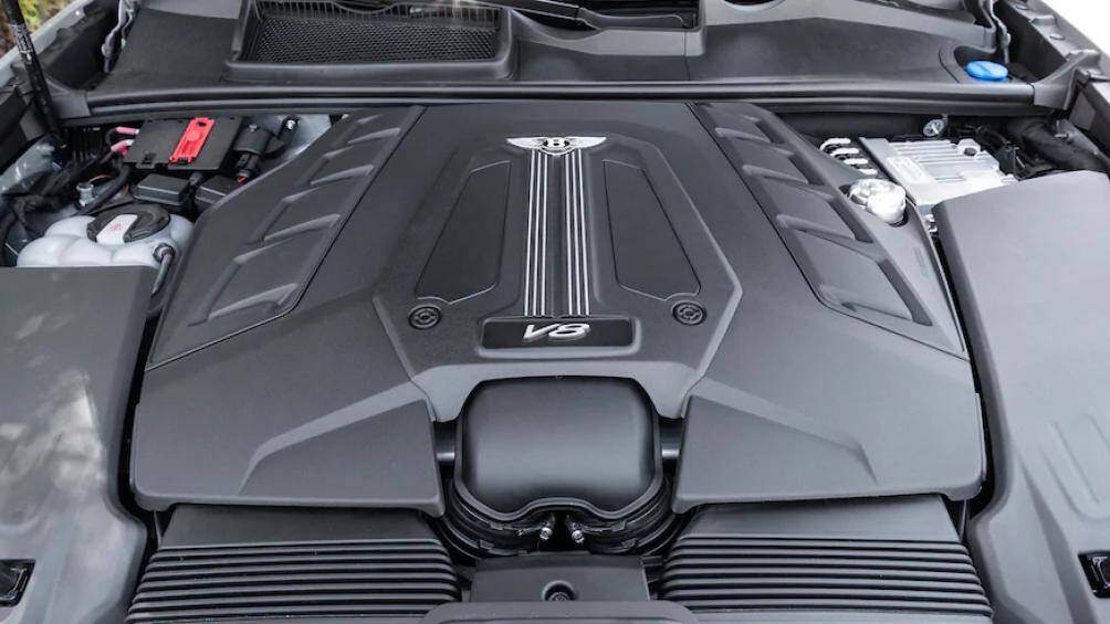 Khối động cơ V8, dung tích 4.0L tăng áp kép của xe cho công suất 542 mã lực cho tốc độ tối đa 290 km/h và tăng tốc từ 0 - 100 km/h trong 4,5 giây