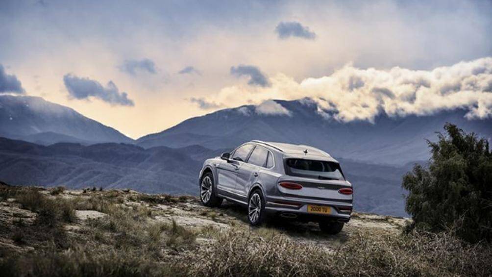 Cụm ống xả được thiết kế lại dạng oval chia đôi. Điều này giúp tôn vẻ sang trọng nổi bật cho chiếc SUV hạng sang này