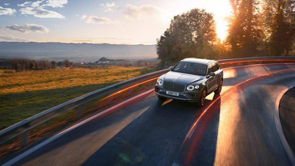 Ngoài ra, Bentayga V8 lần đầu tiên được trang bị đèn pha Elip, bao gồm thiết kế pha lê cắt đặc trưng hiện nay của thương hiệu