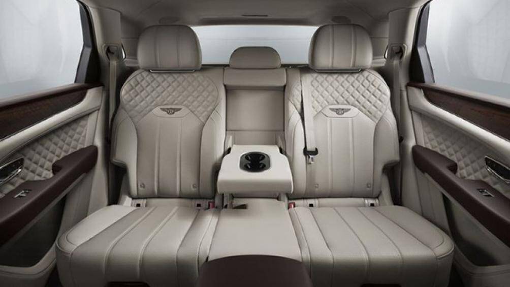 Điểm đặc biệt ở Bentley Bentayga V8 là ghế ngồi 4 chỗ với hàng ghế sau thiết kế dành cho 2 người ngồi riêng biệt ngăn cách bằng bảng điều khiển trung tâm