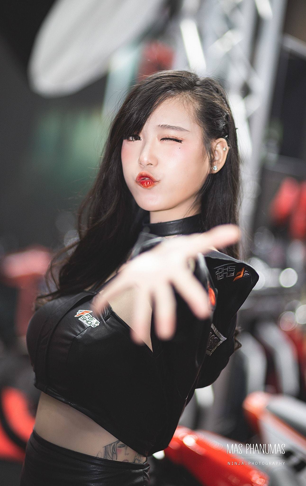 Nhí nhảnh tạo dáng trước ống kính