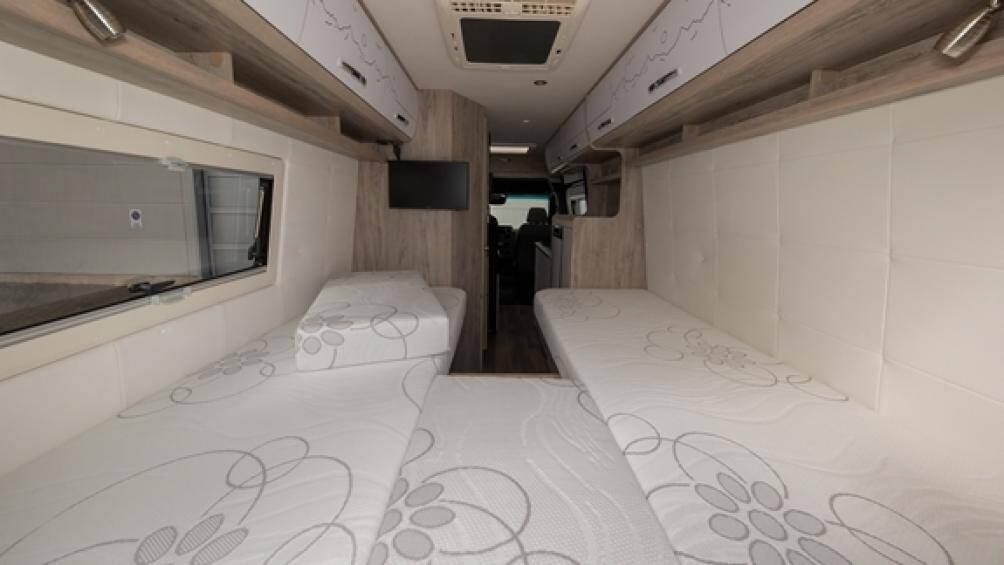 Bên cạnh phần ngoại hình thu hút, Bravia Swan 699 sở hữu chiều dài tới gần 7 mét và nặng khoảng 3.5 tấn