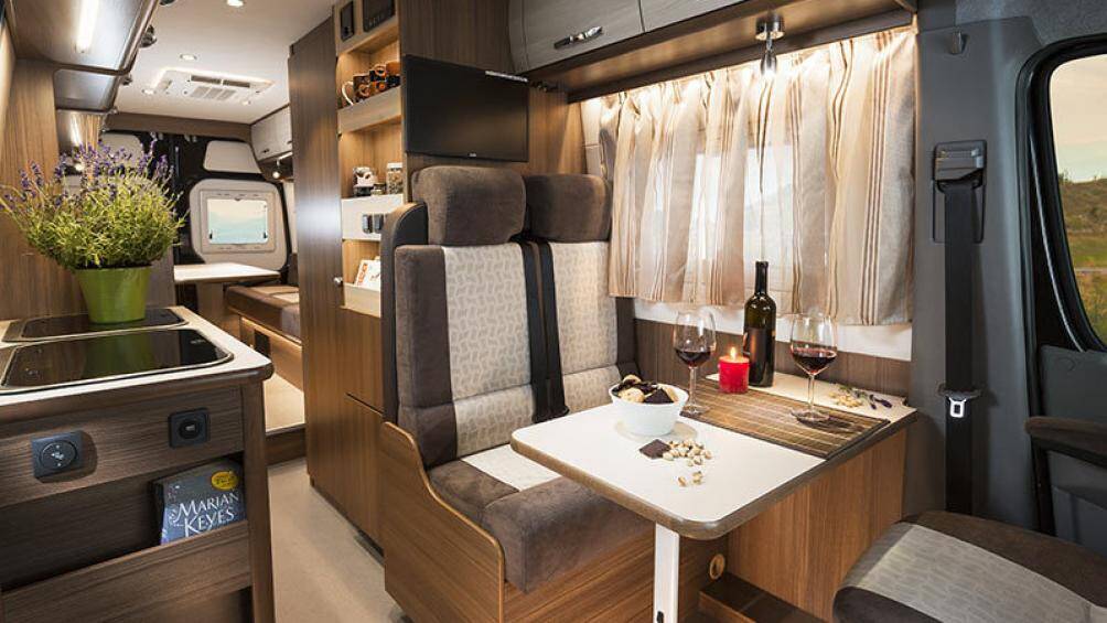 Ngoài ra, nhà sản xuất còn đem đến cho mẫu "Mobile home" của mình khá nhiều tuỳ chọn cho khách hàng như bộ giá để xe đạp đôi hay khoang nội thất ốp gỗ