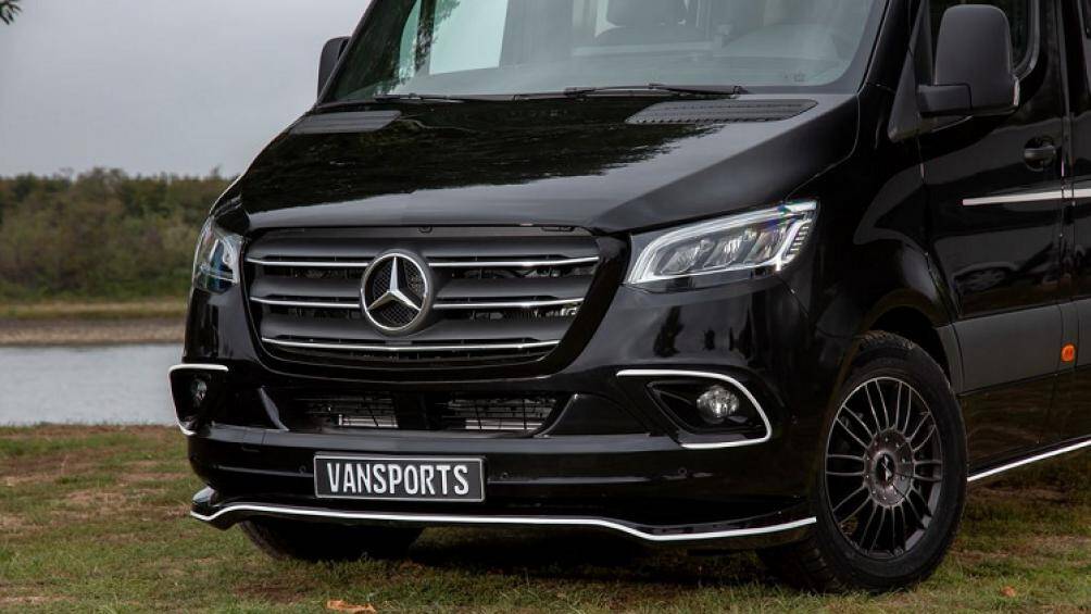 Các chi tiết như đèn chiếu sáng, cản dưới trước/sau, mâm xe hay thậm chí là viền cửa sổ đều được thiết kế chỉn chu và mang hơi hướng thể thao