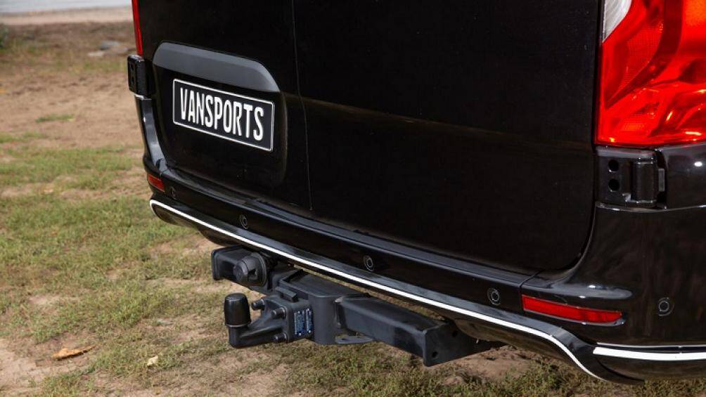 Toàn bộ khu vực ngoại thất của Bravia Swan 699 được bao phủ một lớp sơn đen huyền bí