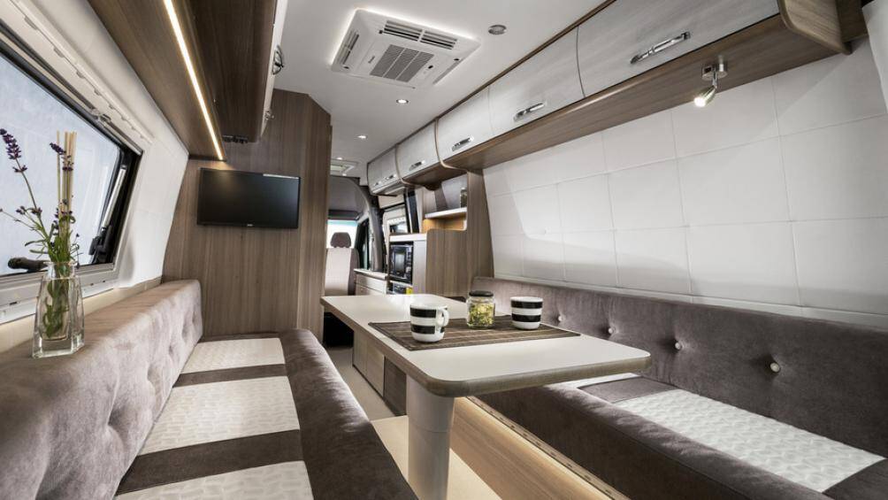 Mẫu xe có đủ chỗ cho tối đa 4 người với đầy đủ các tiện nghi thường thấy như TV, tủ lạnh, phòng bếp, phòng ngủ, tủ quần áo và phòng tắm...