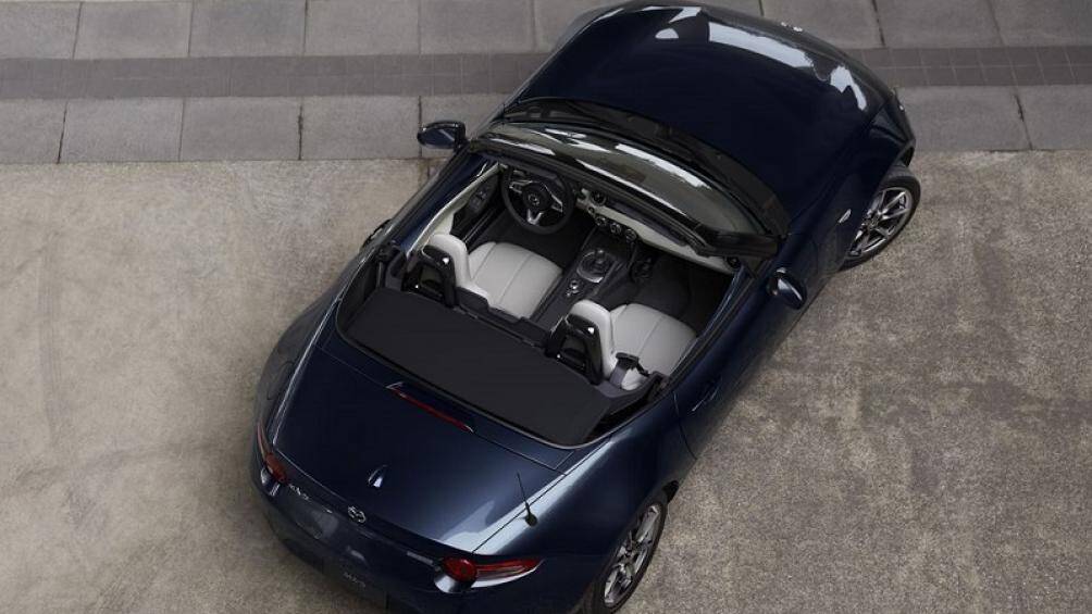 Cao hơn, bản Club có giá 30.290 USD (30.890 USD cho bản số tự động), thêm mui xe cứng xếp điện với giá từ 33.045 USD (33.645 USD cho số tự động)