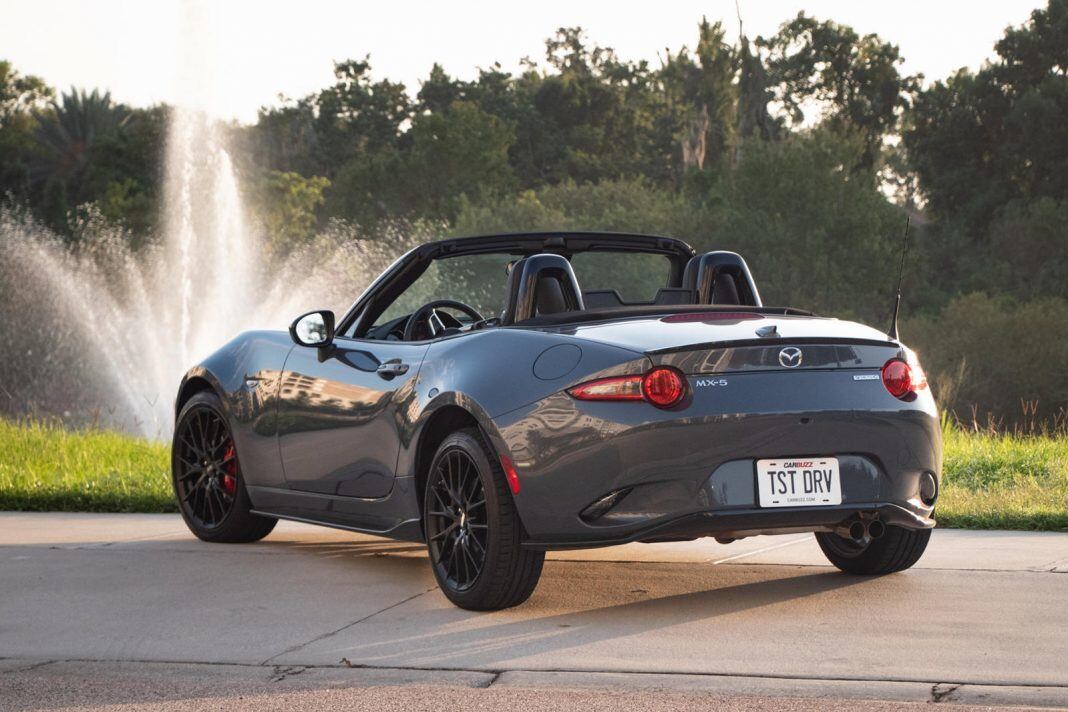 Đồng thời, Mazda cũng công bố thêm màu sơn Deep Crystal Blue (màu thường thấy trên CX-5, Mazda3 và Mazda6) với hiệu hứng ánh kim bắt mắt