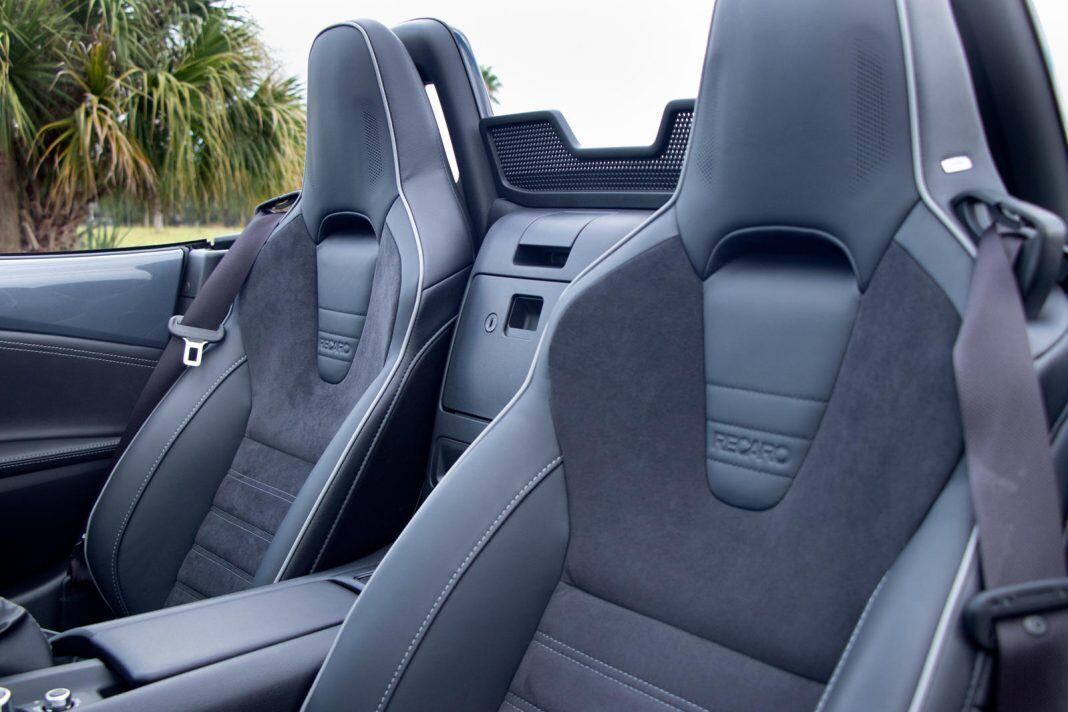 Bên trong, da Nappa bọc nội thất màu trắng được bán dưới dạng tùy chọn giá 300 USD. Ở bản cao nhất, mui xe vải màu xám có thể được trang bị với giá 200 USD