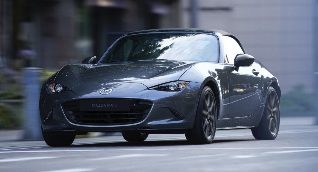 Tại Mỹ, Mazda sẽ bán ra MX-5 Miata 2021 với giá 26.380 USD cho bản Sport số sàn và 28.180 USD cho hộp số tự động