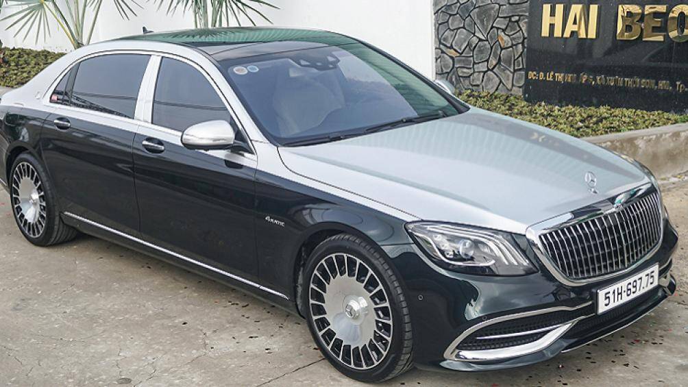 Vị khách hàng đặc biệt này cũng đã thay đổi bằng lớp wrap tone màu bạc bên trên thân xe theo phong cách dual tone trên Maybach