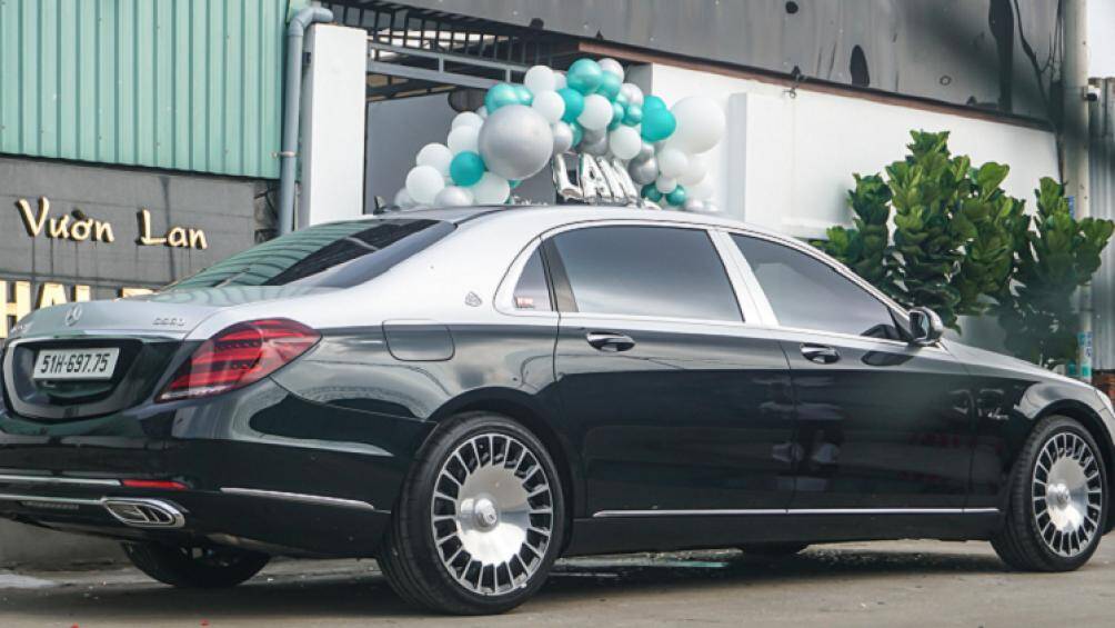 Tại Việt Nam, giá xe Mercedes-Maybach S560 4MATIC được nhập khẩu nguyên chiếc với mức niêm yết là 11,099 tỷ đồng, giá lăn bánh khoảng 13 tỷ đồng