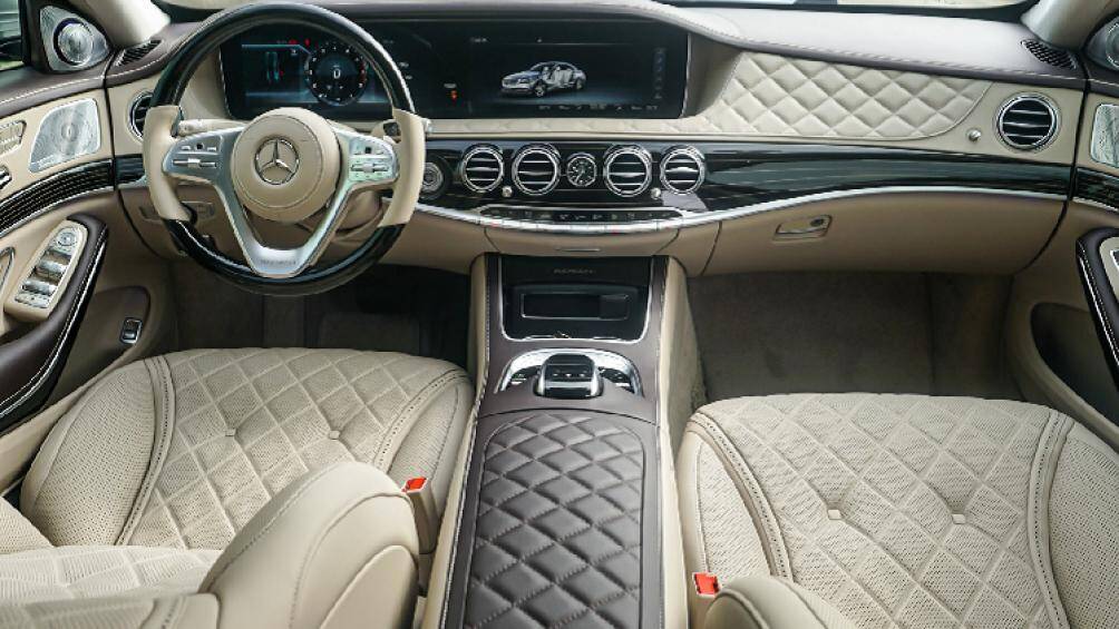 Nội thất của chiếc Mercedes-Maybach S560 4MATIC sử dụng chất liệu da Designo Exclusive Semi-aniline, kết hợp với màu vàng Silk/Xám Titanium Pearl