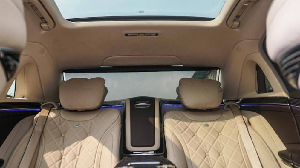 Ghế thương gia phía sau có thể ngả tối đa 43,5 độ và tích hợp đệm đỡ bắp chân. Chức năng massage cả 2 hàng ghế, tủ lạnh có dung tích 8,5 lít,....