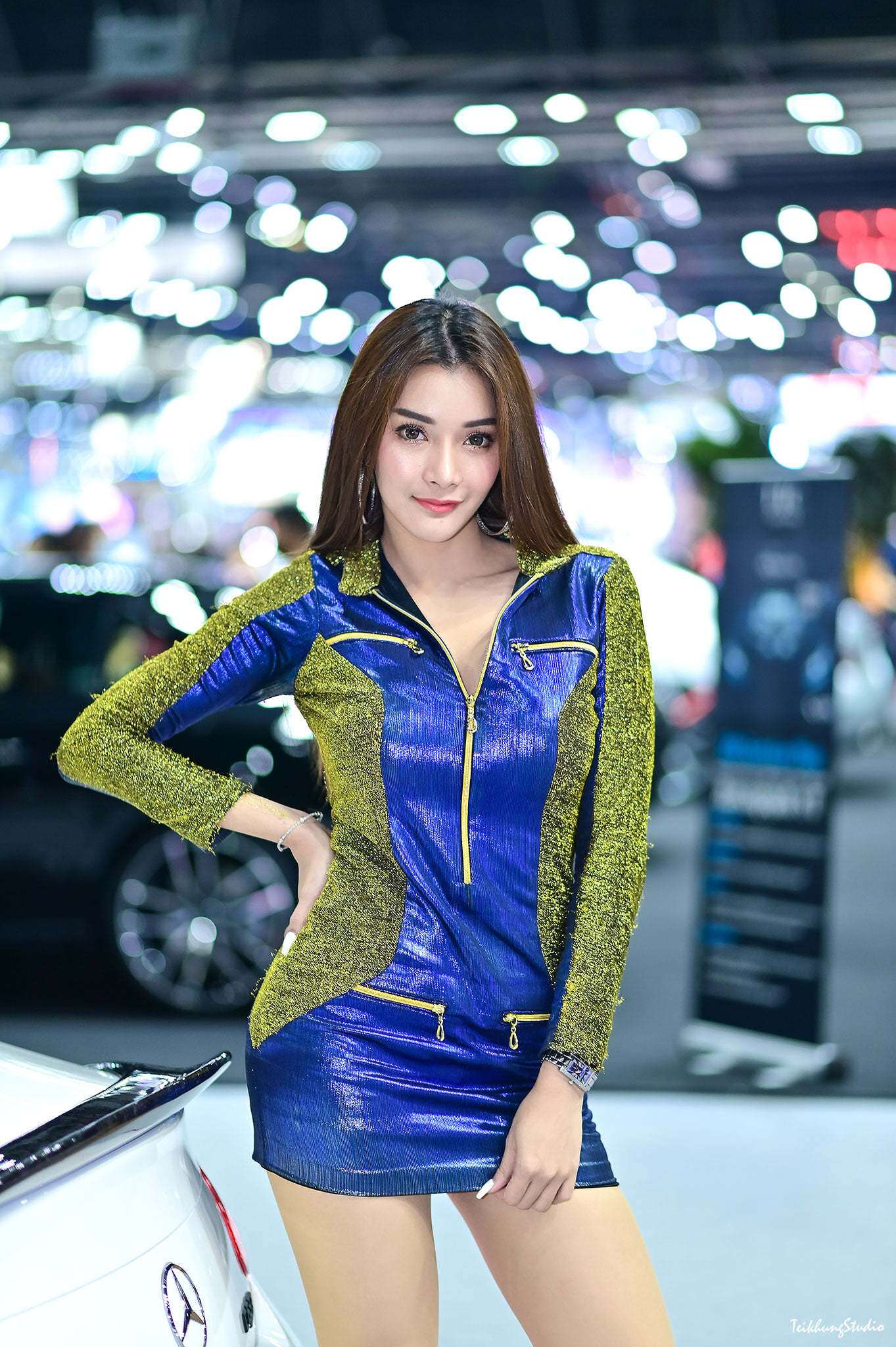 Những đường cong hút hồn của cả người mẫu và xế sang