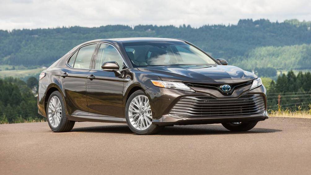 1. Toyota Camry Hybrid 2020 (điểm tổng thể: 8,7/10, giá khởi điểm: 28.430 USD)