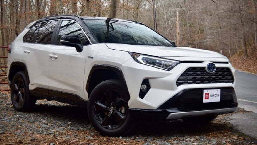 4. Toyota RAV4 Hybrid 2020 (điểm tổng thể: 8,4/10, giá khởi điểm: 28.350 USD)