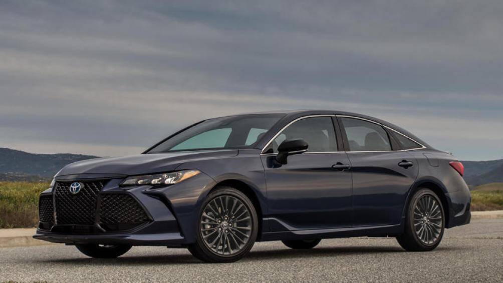 6. Toyota Avalon Hybrid 2020 (điểm tổng thể: 8,3/10, giá khởi điểm: 37.000 USD)